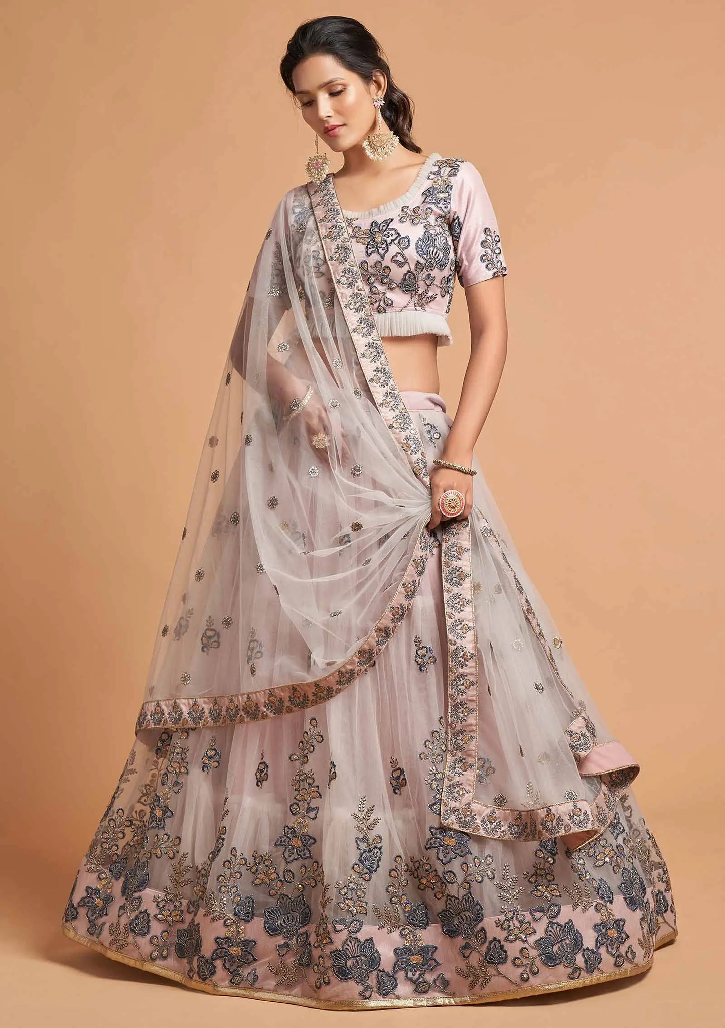 Lehenga rose-gris en filet doux avec broderie de fil, zari, dori et sequins