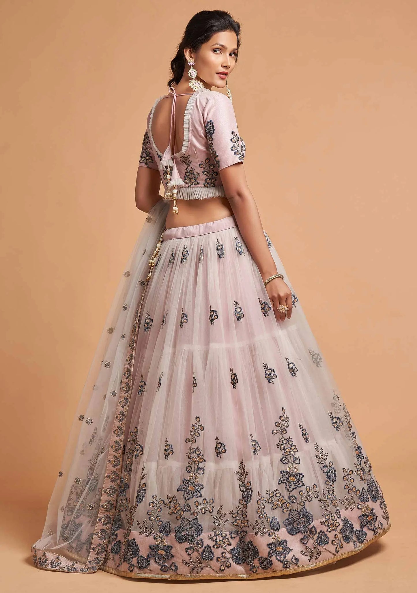 Lehenga rose-gris en filet doux avec broderie de fil, zari, dori et sequins