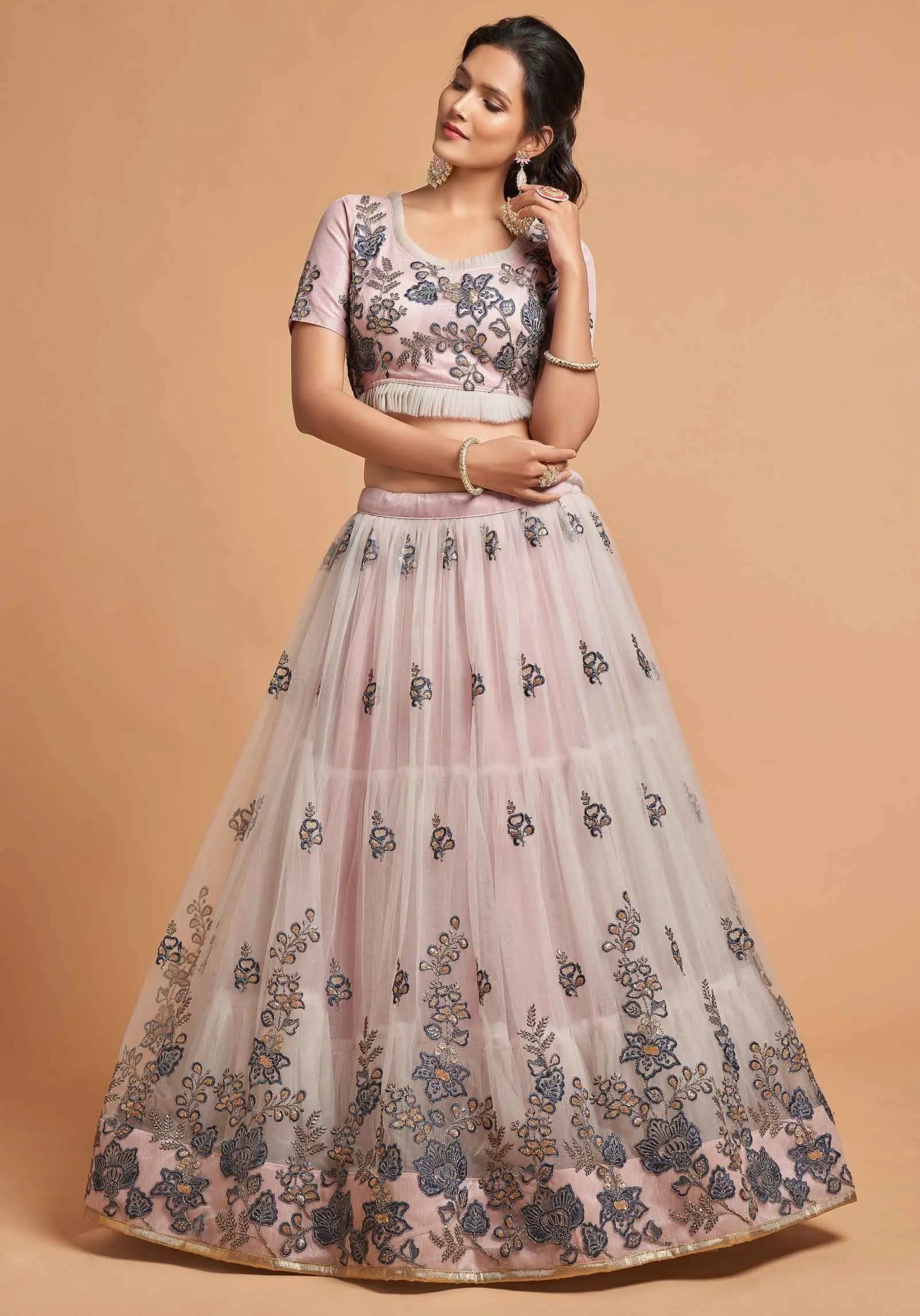 Lehenga rose-gris en filet doux avec broderie de fil, zari, dori et sequins