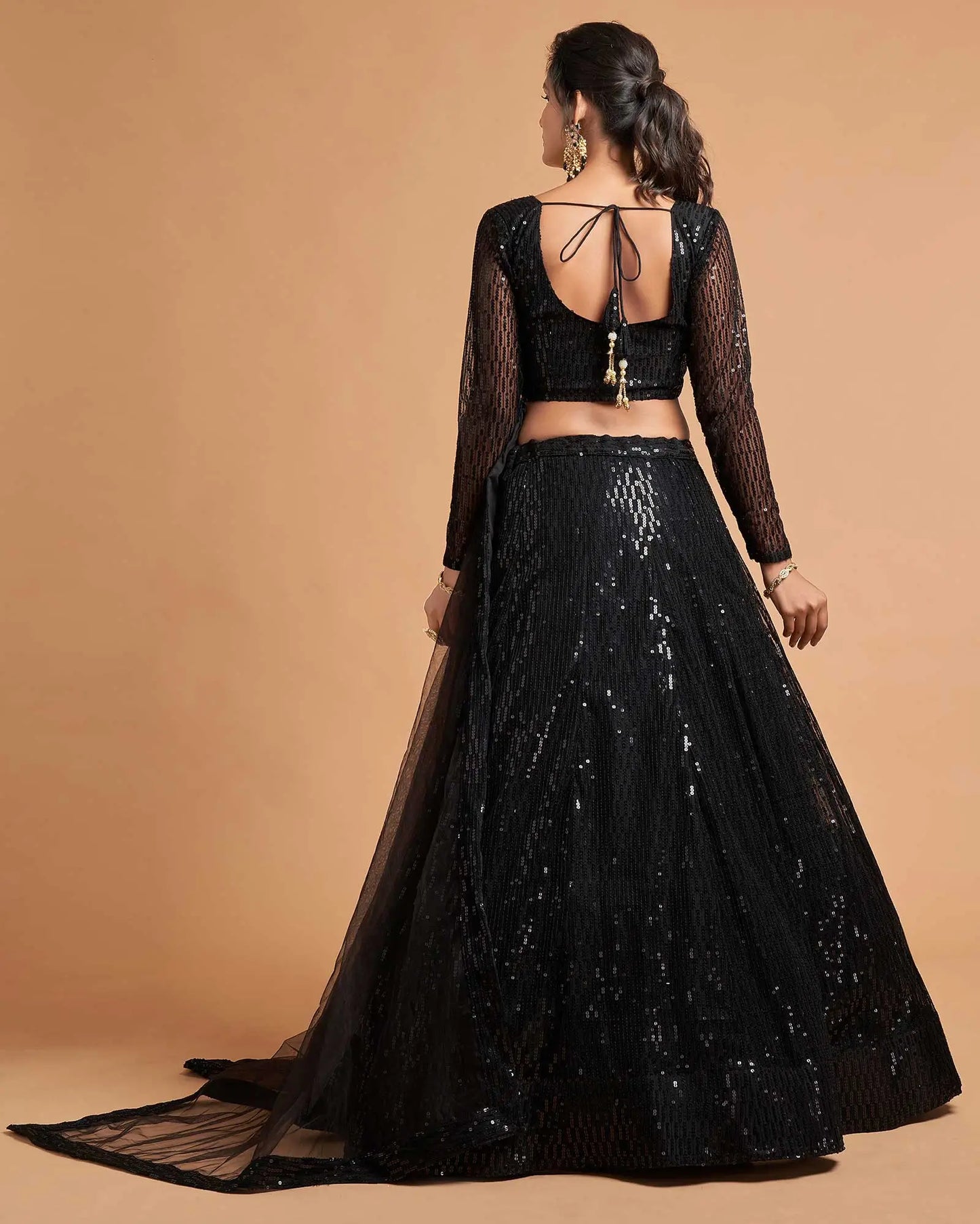 Lehenga choli noir en filet doux avec broderie en fil et multiples sequins