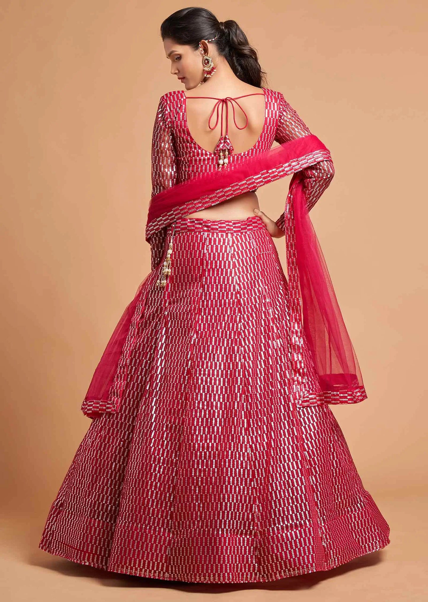 Lehenga choli en filet doux rose fuchsia avec broderie en fil et multiples sequins