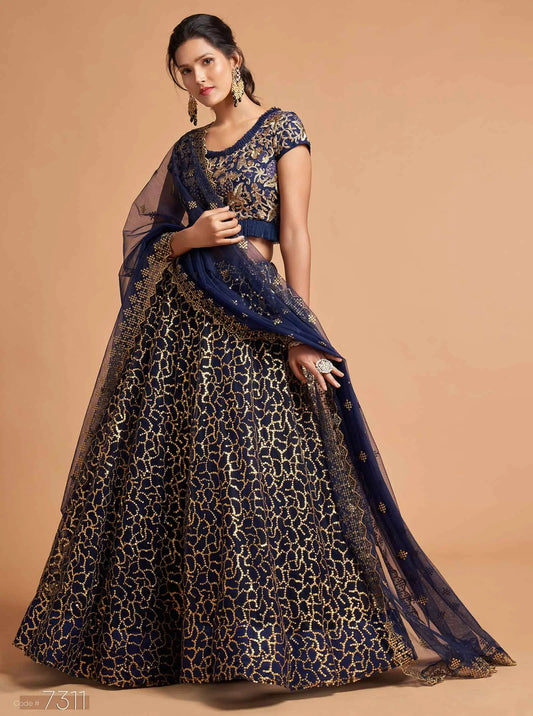 Lehenga bleu marine en filet doux avec broderie en zari, badla, dori et fil
