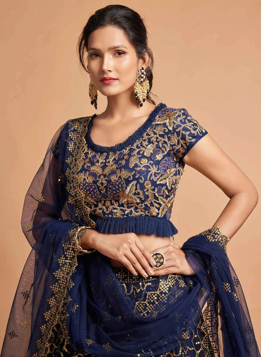 Lehenga bleu marine en filet doux avec broderie en zari, badla, dori et fil
