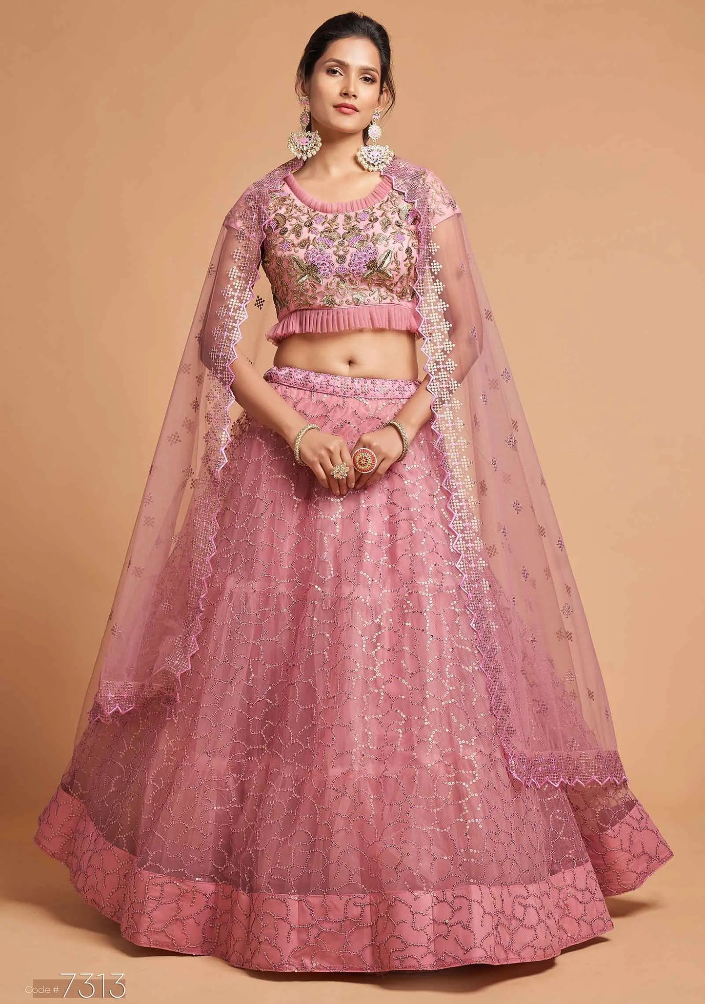 Lehenga en filet doux rose clair poudré avec broderies en zari, badla, dori et fil.