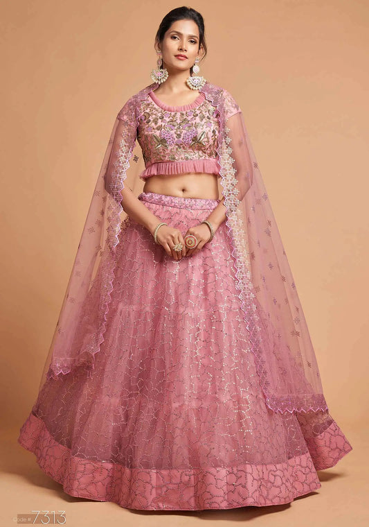 Lehenga en filet doux rose clair poudré avec broderies en zari, badla, dori et fil.
