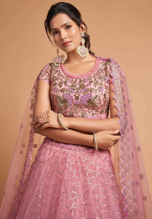 Lehenga en filet doux rose clair poudré avec broderies en zari, badla, dori et fil.