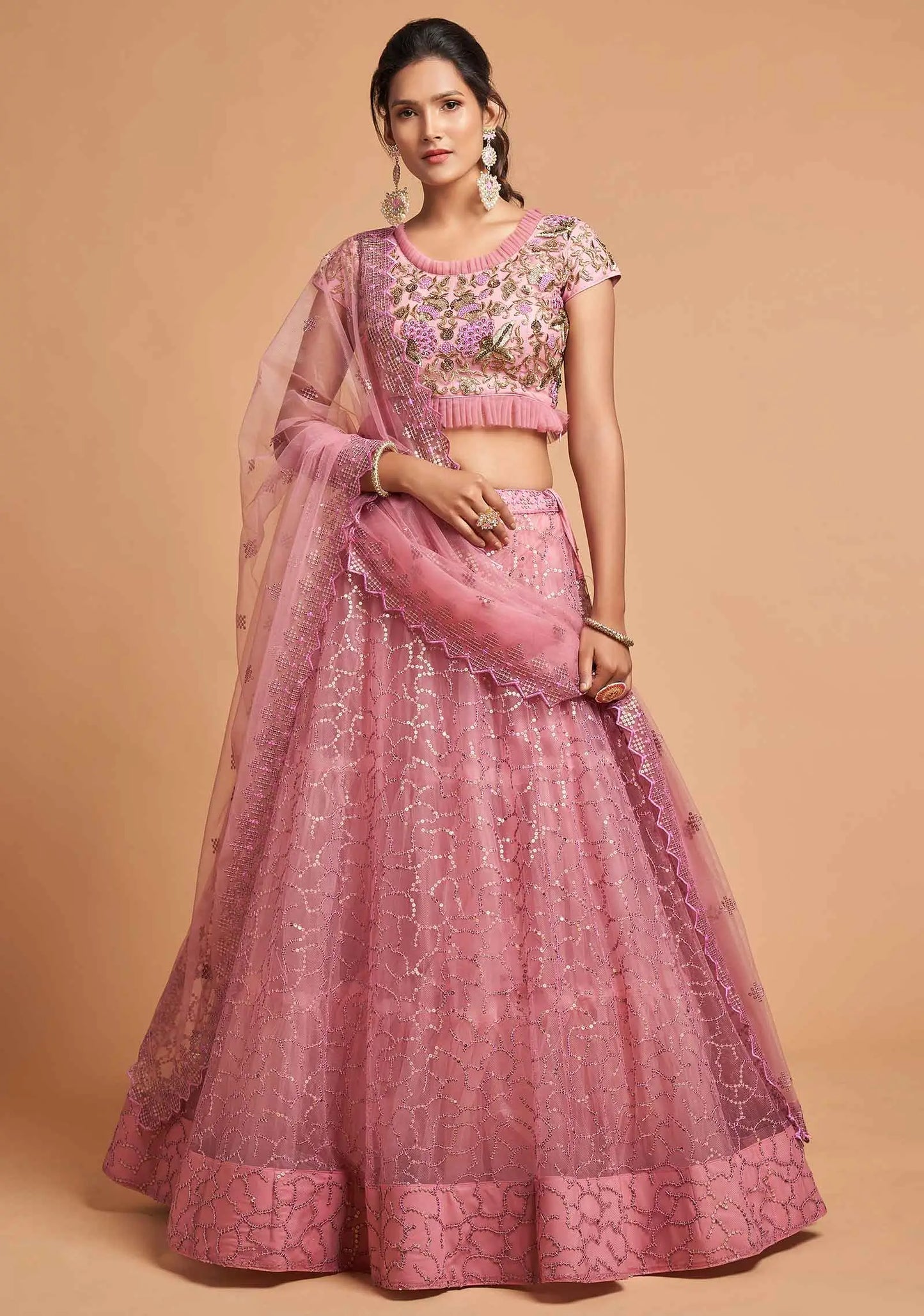 Lehenga en filet doux rose clair poudré avec broderies en zari, badla, dori et fil.