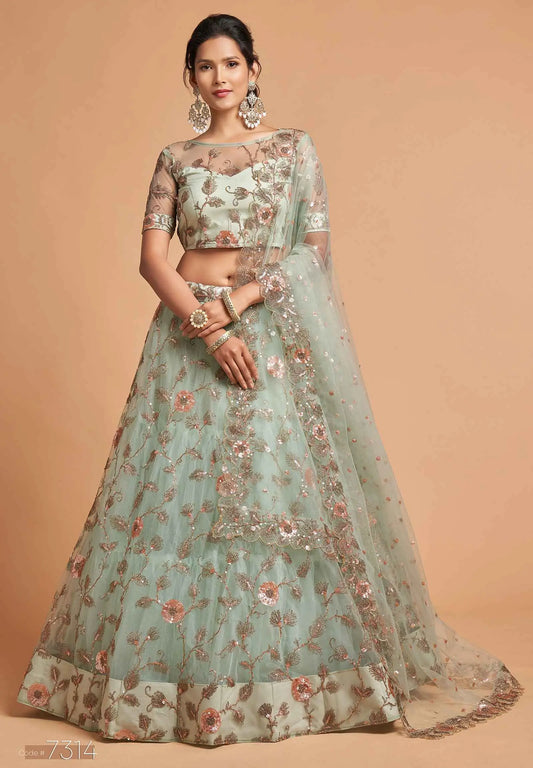 Lehenga en filet doux vert menthe avec broderies en zari, badla, dori et fil.