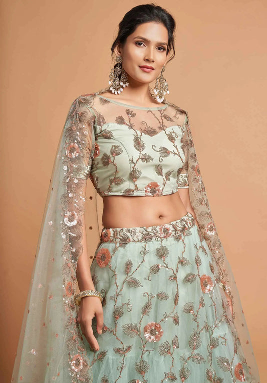 Lehenga en filet doux vert menthe avec broderies en zari, badla, dori et fil.