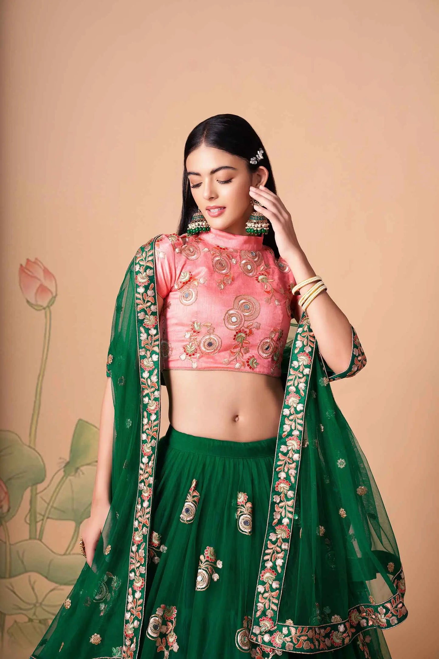 Lehenga vert et rose en filet doux avec broderie au fil, zari, dori et sequins avec travail de miroir