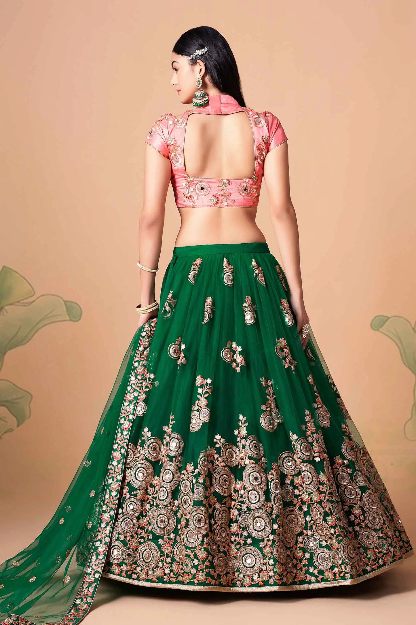 Lehenga vert et rose en filet doux avec broderie au fil, zari, dori et sequins avec travail de miroir
