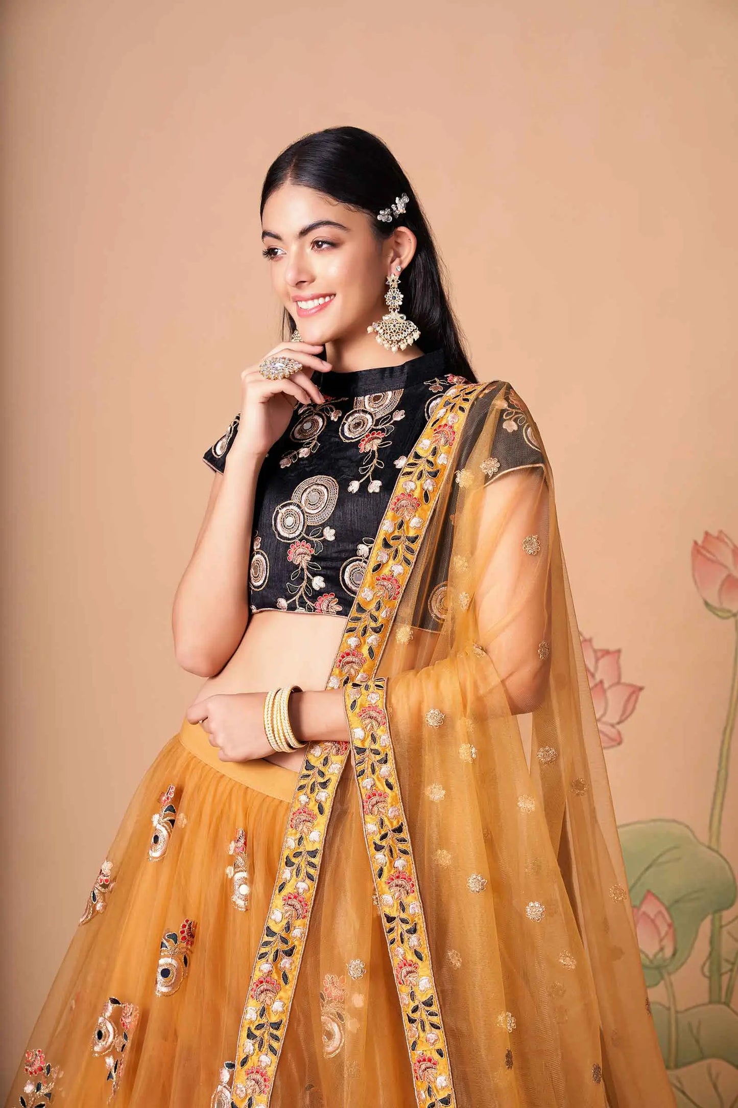 Lehenga doré en filet doux avec broderie au fil, zari, dori et sequins avec travail de miroir