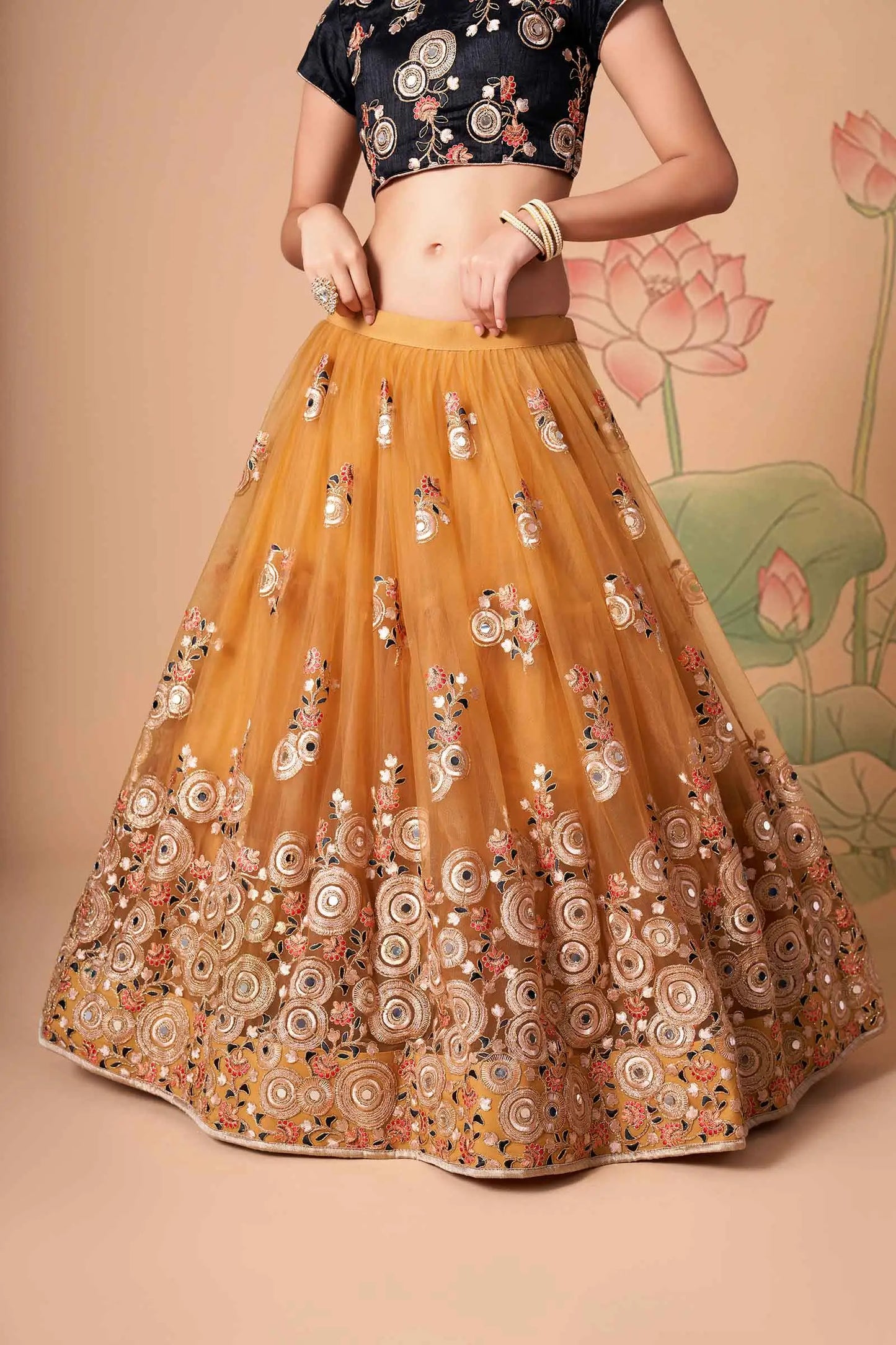Lehenga doré en filet doux avec broderie au fil, zari, dori et sequins avec travail de miroir