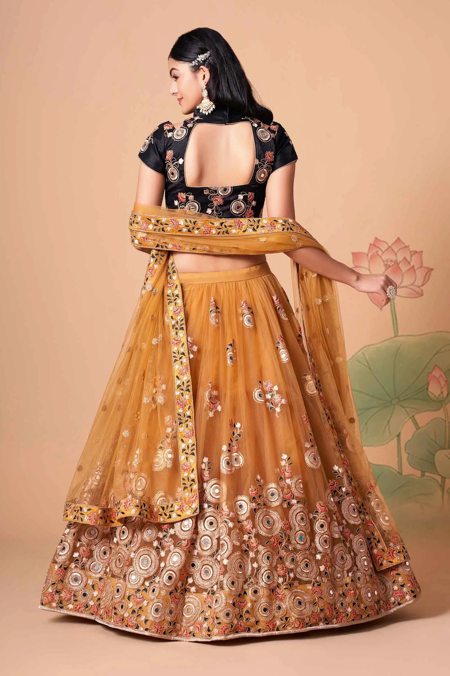 Lehenga doré en filet doux avec broderie au fil, zari, dori et sequins avec travail de miroir