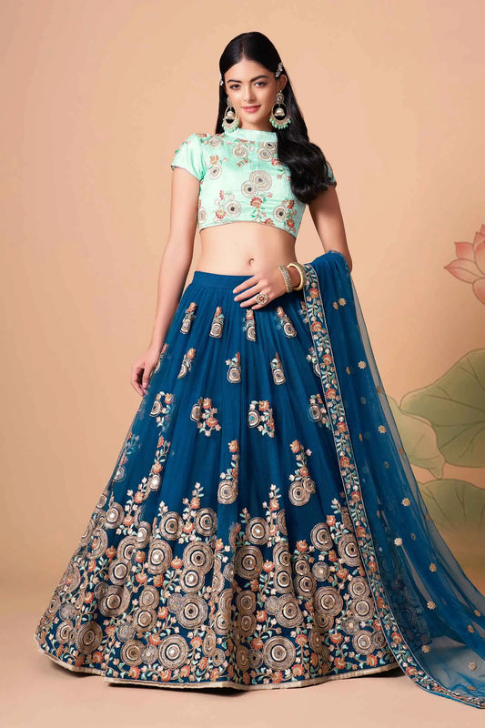Lehenga bleu colombe en filet doux avec broderie au fil, zari, dori et sequins avec travail de miroir