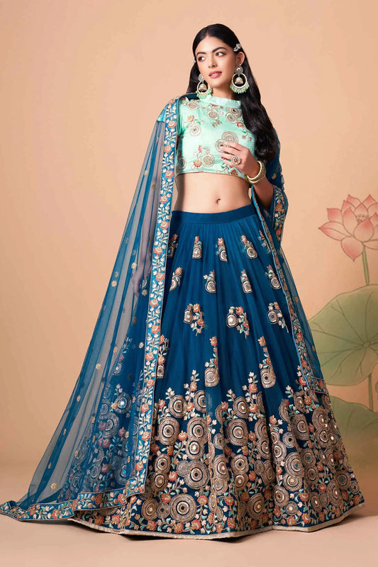 Lehenga bleu colombe en filet doux avec broderie au fil, zari, dori et sequins avec travail de miroir
