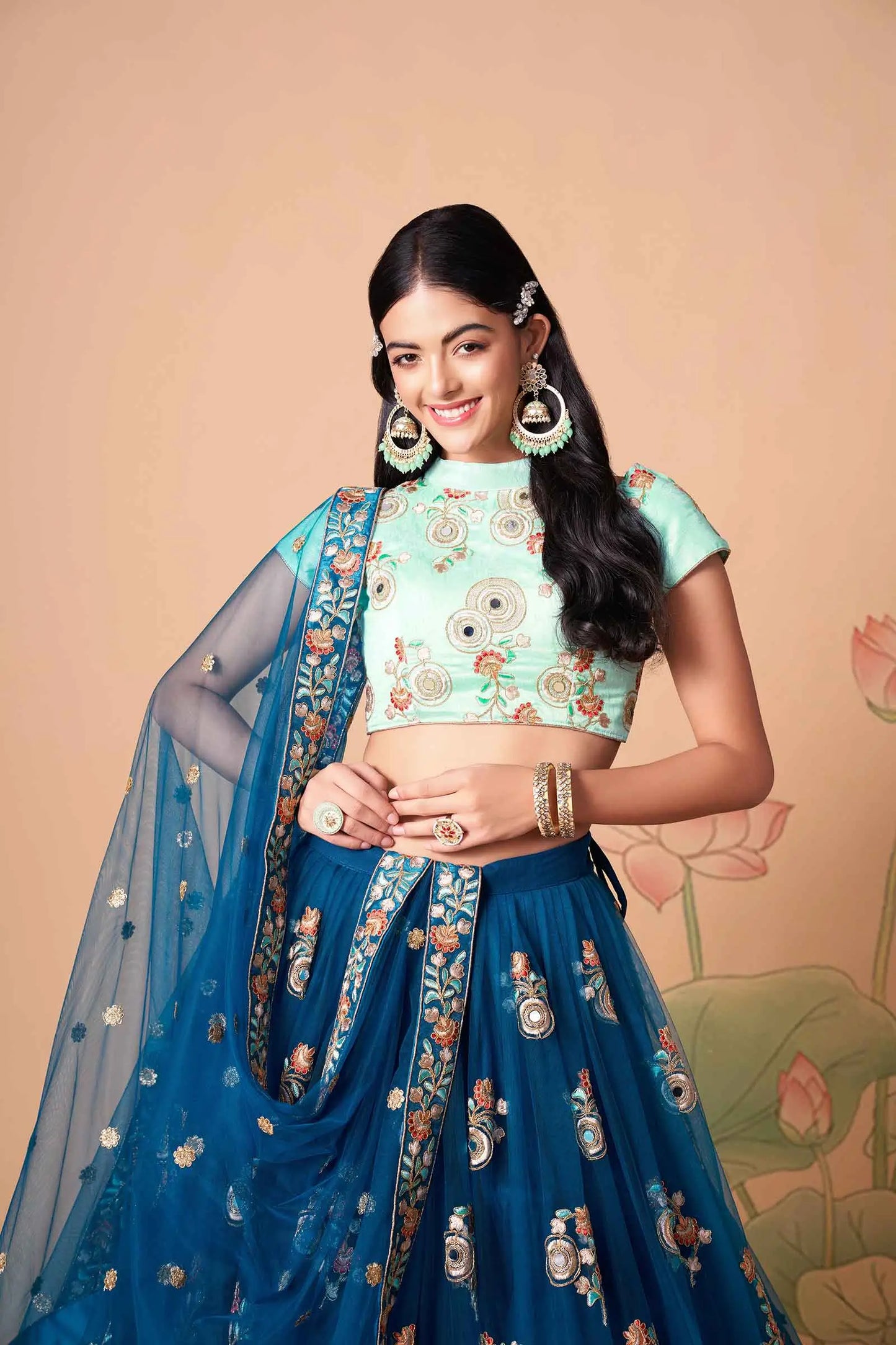 Lehenga bleu colombe en filet doux avec broderie au fil, zari, dori et sequins avec travail de miroir