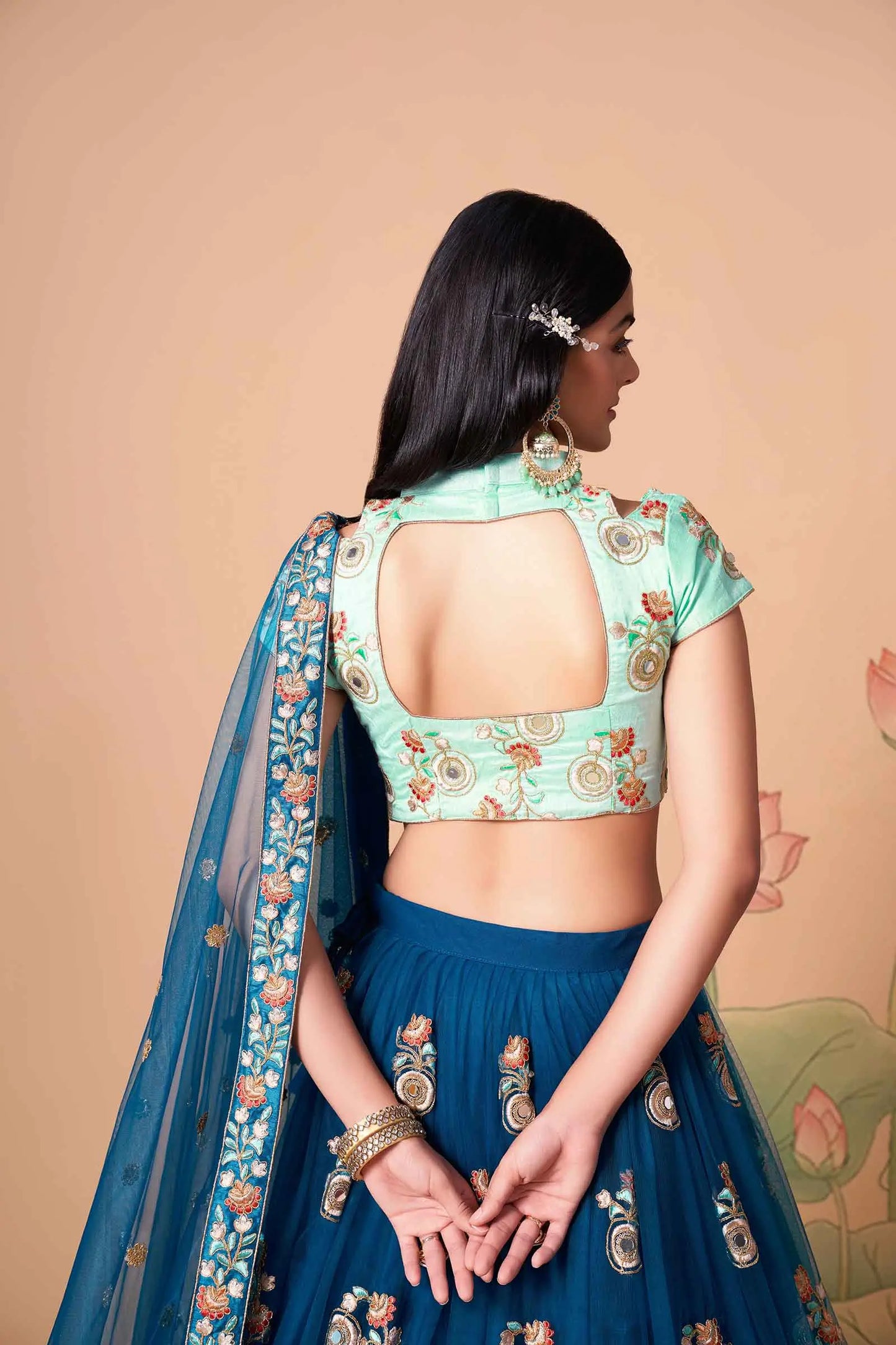 Lehenga bleu colombe en filet doux avec broderie au fil, zari, dori et sequins avec travail de miroir