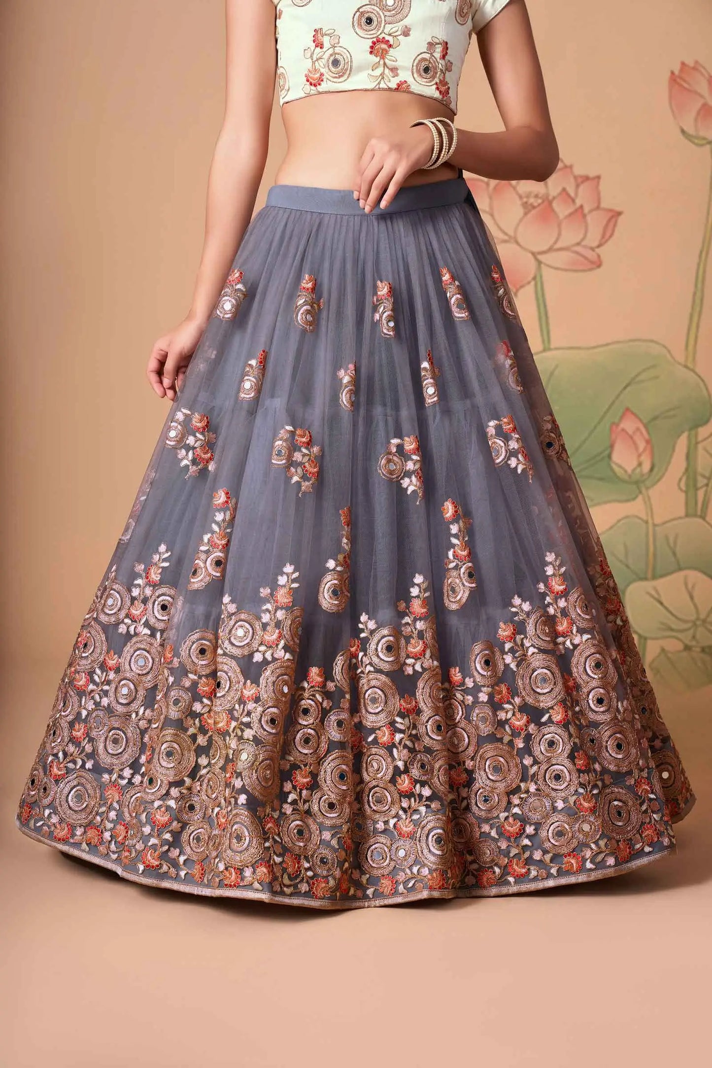 Lehenga en Tulle Gris avec Broderie en Fil, Zari, Dori et Sequins avec Travail de Miroir