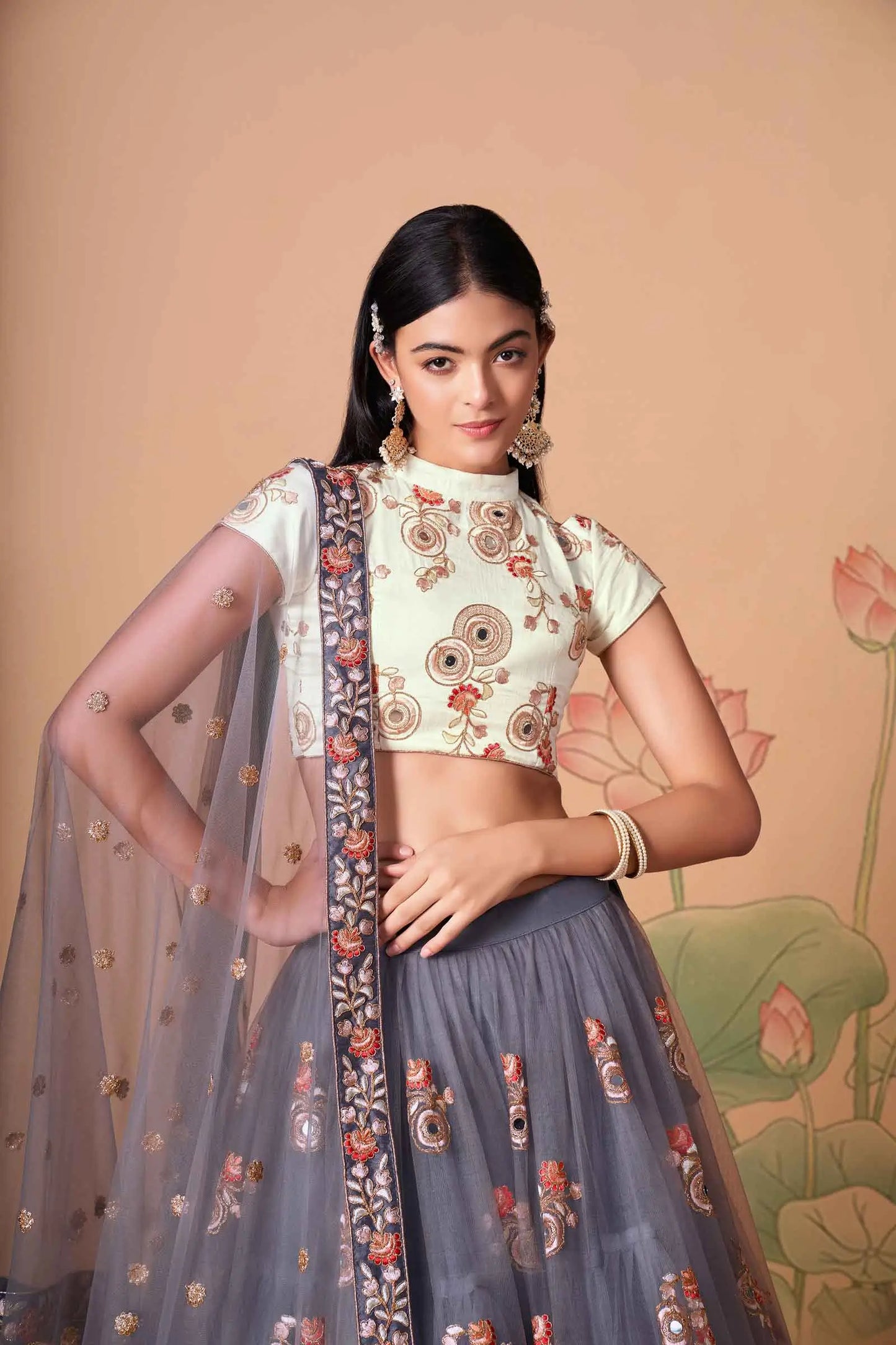 Lehenga en Tulle Gris avec Broderie en Fil, Zari, Dori et Sequins avec Travail de Miroir
