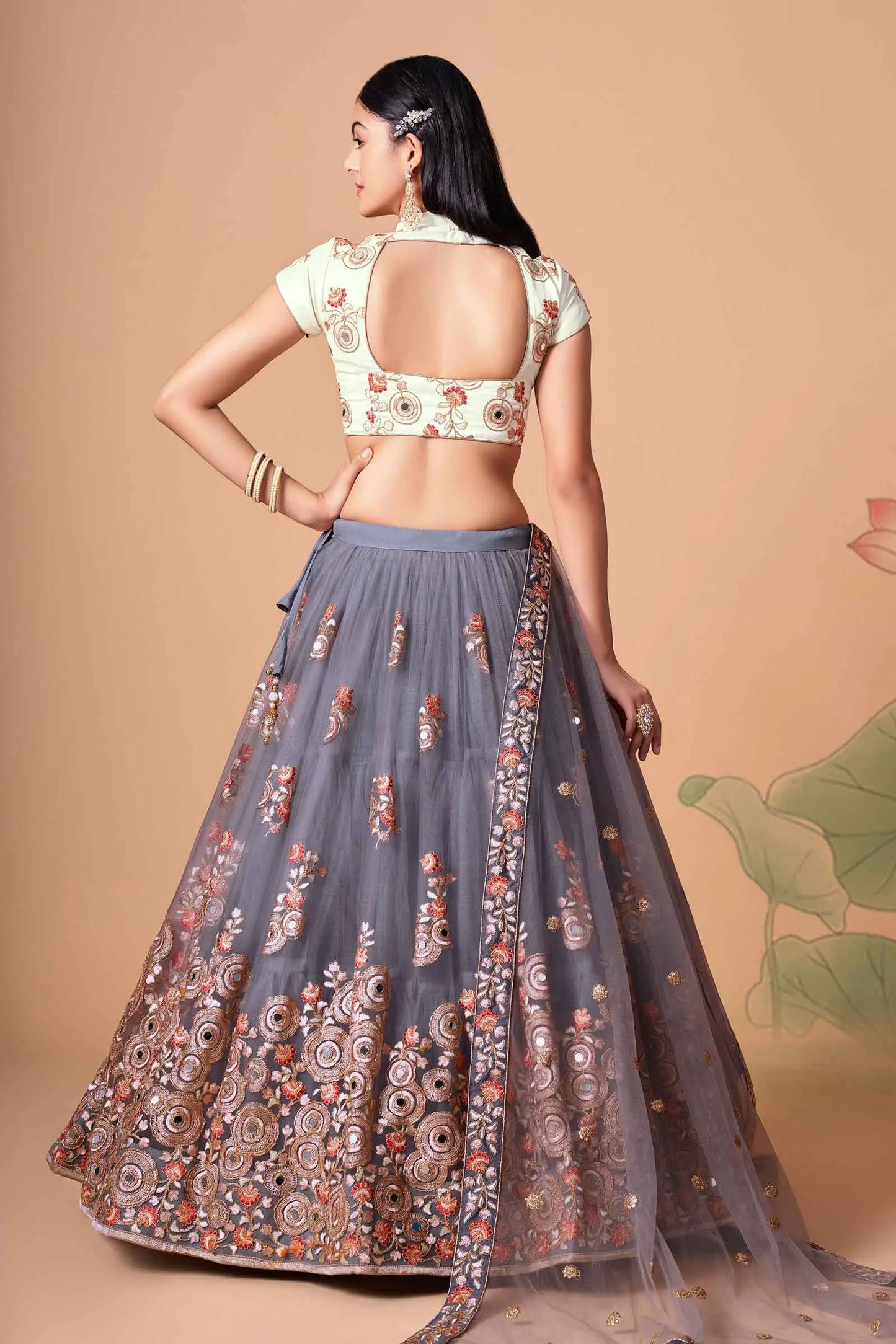 Lehenga en Tulle Gris avec Broderie en Fil, Zari, Dori et Sequins avec Travail de Miroir