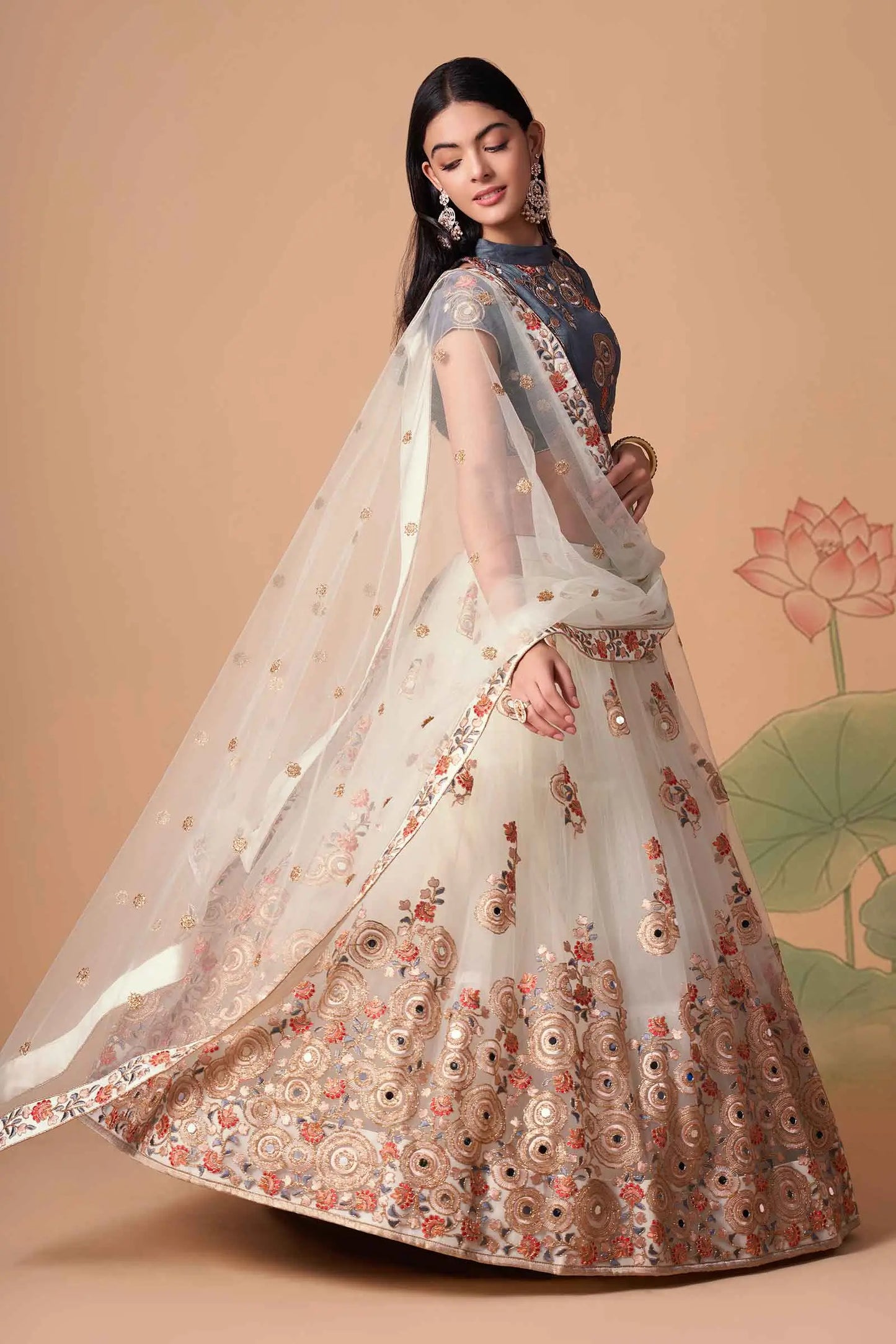 Lehenga blanc ivoire et bleu gris en Tulle Doux avec Broderies en Fil, Zari, Dori, Sequins et Détails en Miroirs