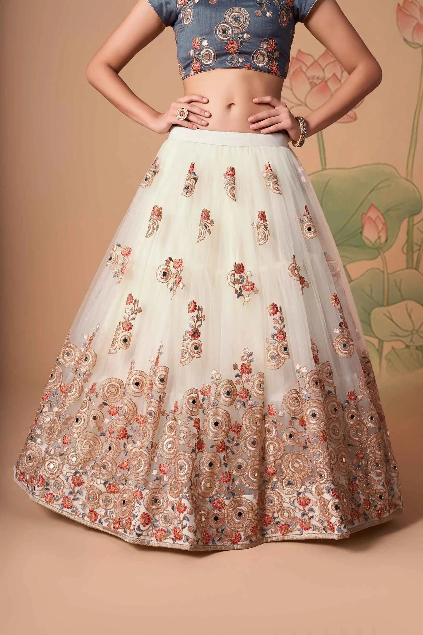 Lehenga blanc ivoire et bleu gris en Tulle Doux avec Broderies en Fil, Zari, Dori, Sequins et Détails en Miroirs