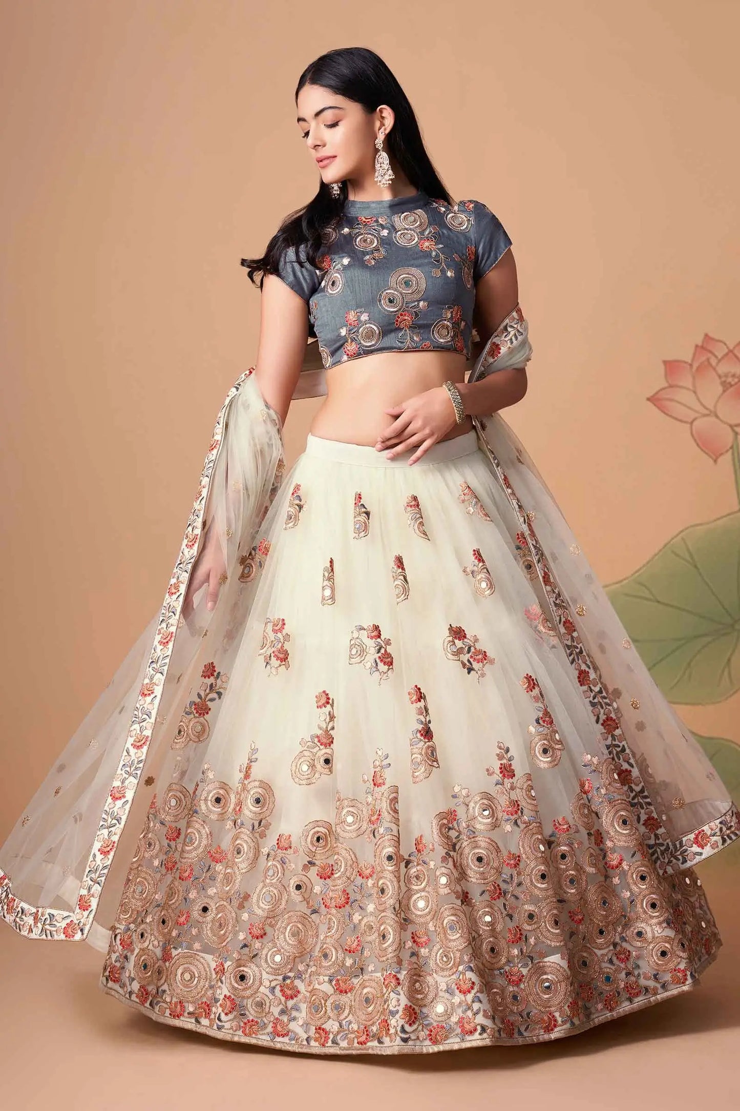Lehenga blanc ivoire et bleu gris en Tulle Doux avec Broderies en Fil, Zari, Dori, Sequins et Détails en Miroirs