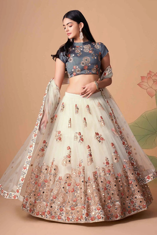 Lehenga blanc ivoire et bleu gris en Tulle Doux avec Broderies en Fil, Zari, Dori, Sequins et Détails en Miroirs
