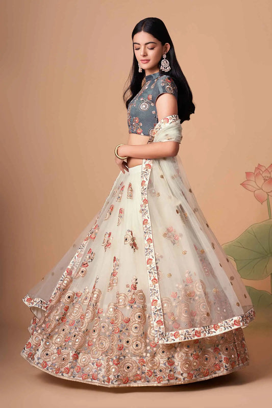 Lehenga blanc ivoire et bleu gris en Tulle Doux avec Broderies en Fil, Zari, Dori, Sequins et Détails en Miroirs