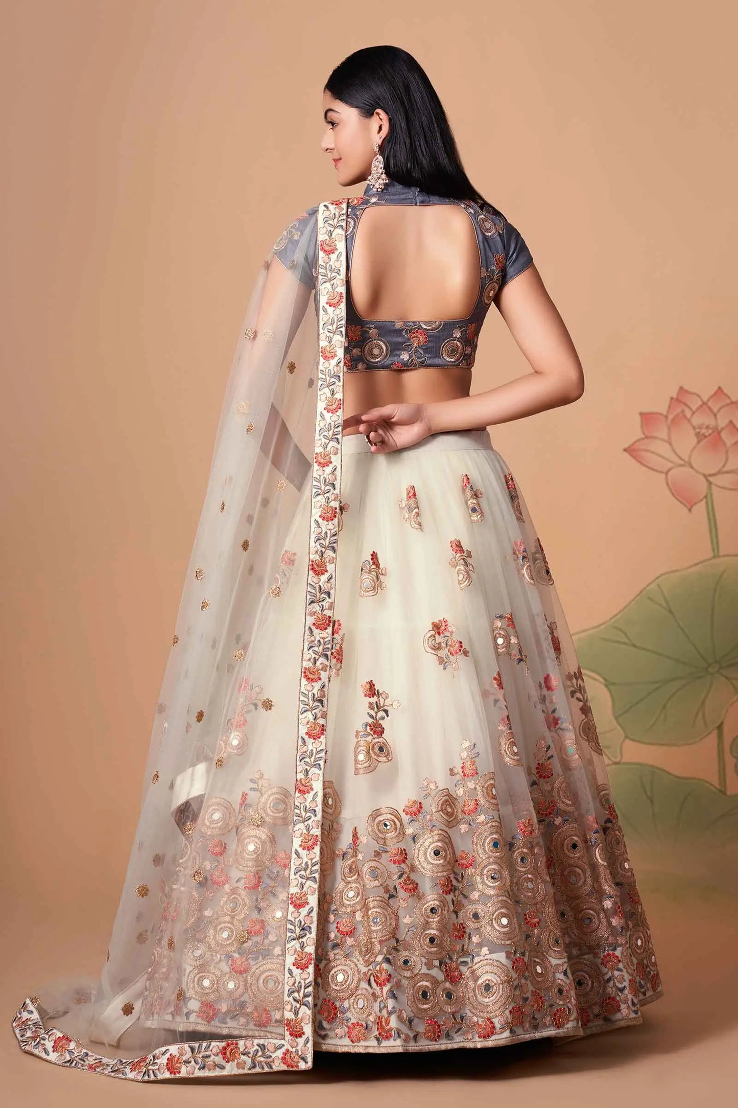 Lehenga blanc ivoire et bleu gris en Tulle Doux avec Broderies en Fil, Zari, Dori, Sequins et Détails en Miroirs