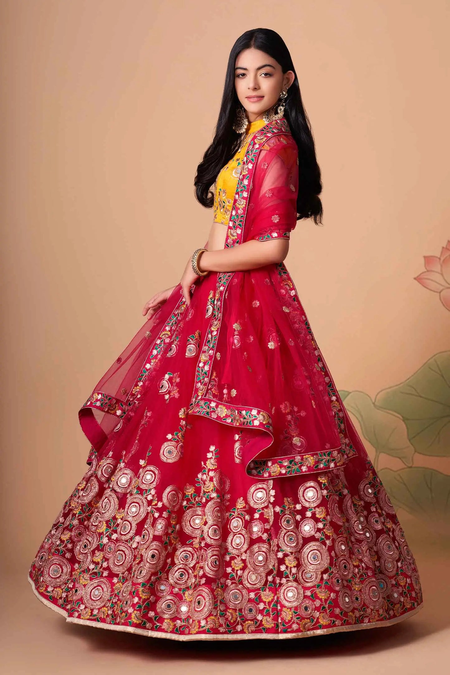 Lehenga rouge et jaune en tulle doux avec broderies en fil, zari, dori, sequins et miroirs