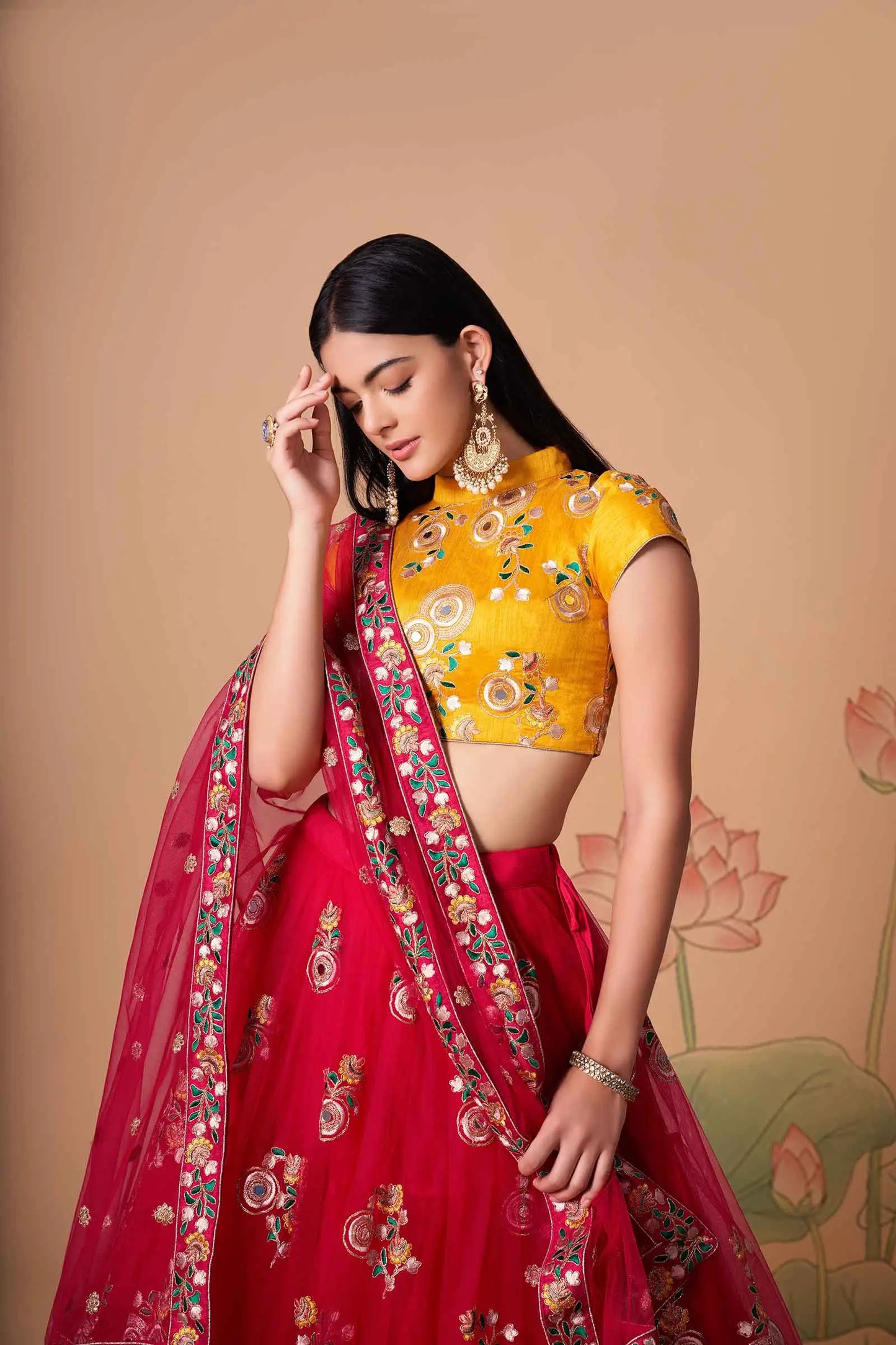 Lehenga rouge et jaune en tulle doux avec broderies en fil, zari, dori, sequins et miroirs
