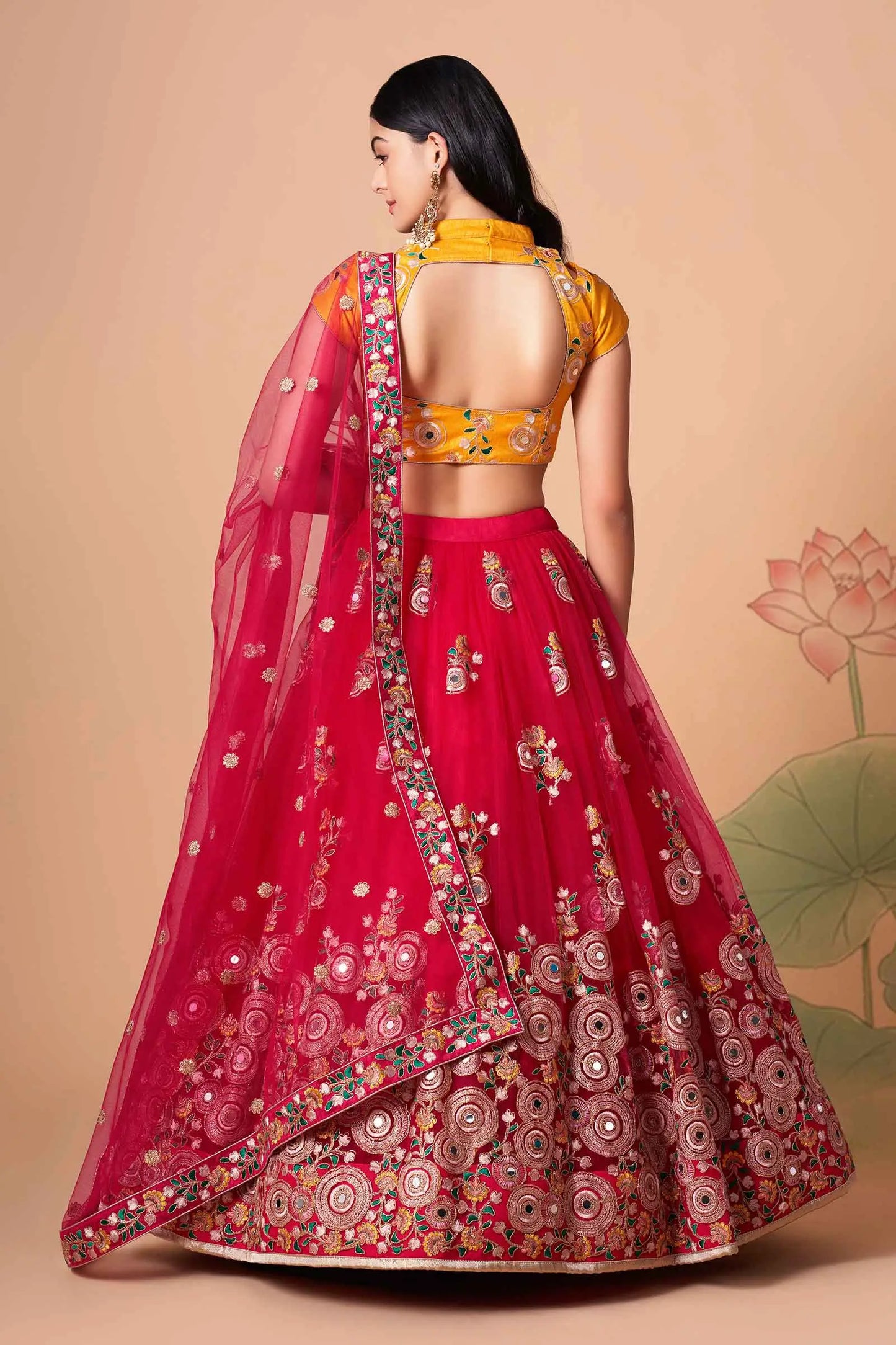 Lehenga rouge et jaune en tulle doux avec broderies en fil, zari, dori, sequins et miroirs