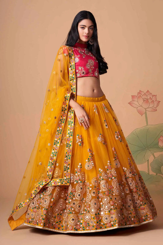 Lehenga jaune et rose fushia en tulle doux avec broderies en fil, zari, dori, sequins et incrustations de miroirs (travail de miroirs)