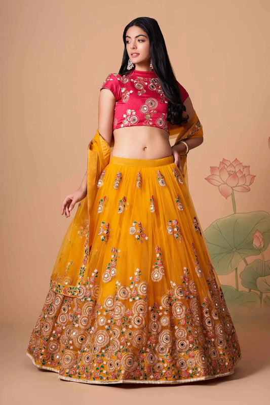 Lehenga jaune et rose fushia en tulle doux avec broderies en fil, zari, dori, sequins et incrustations de miroirs (travail de miroirs)