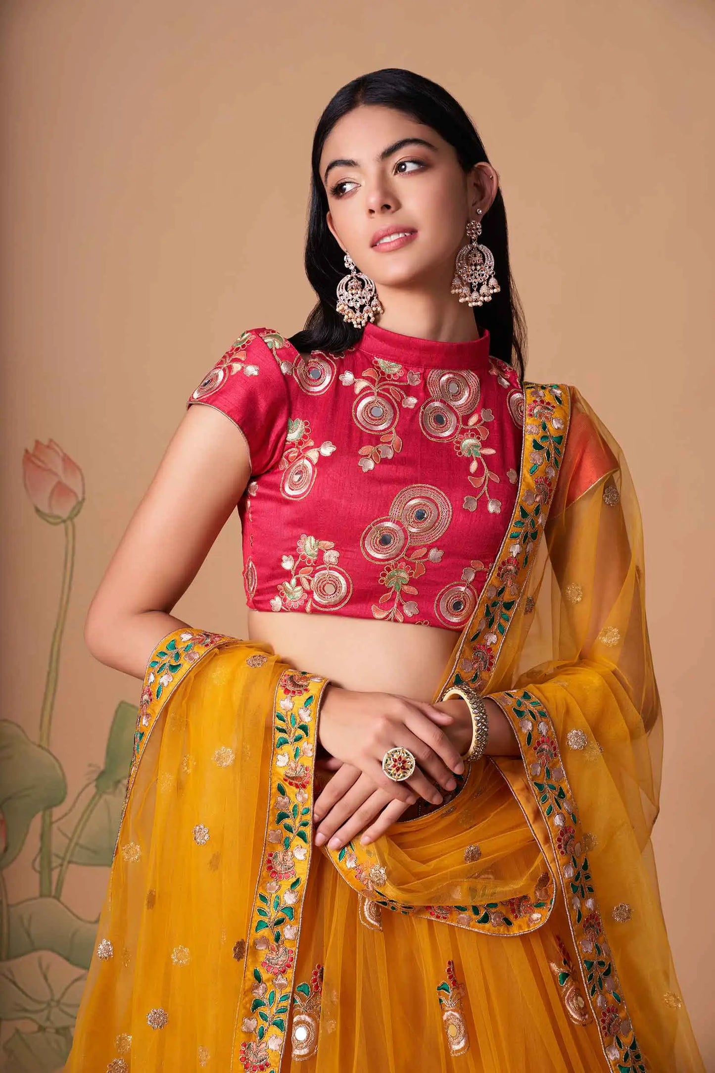 Lehenga jaune et rose fushia en tulle doux avec broderies en fil, zari, dori, sequins et incrustations de miroirs (travail de miroirs)