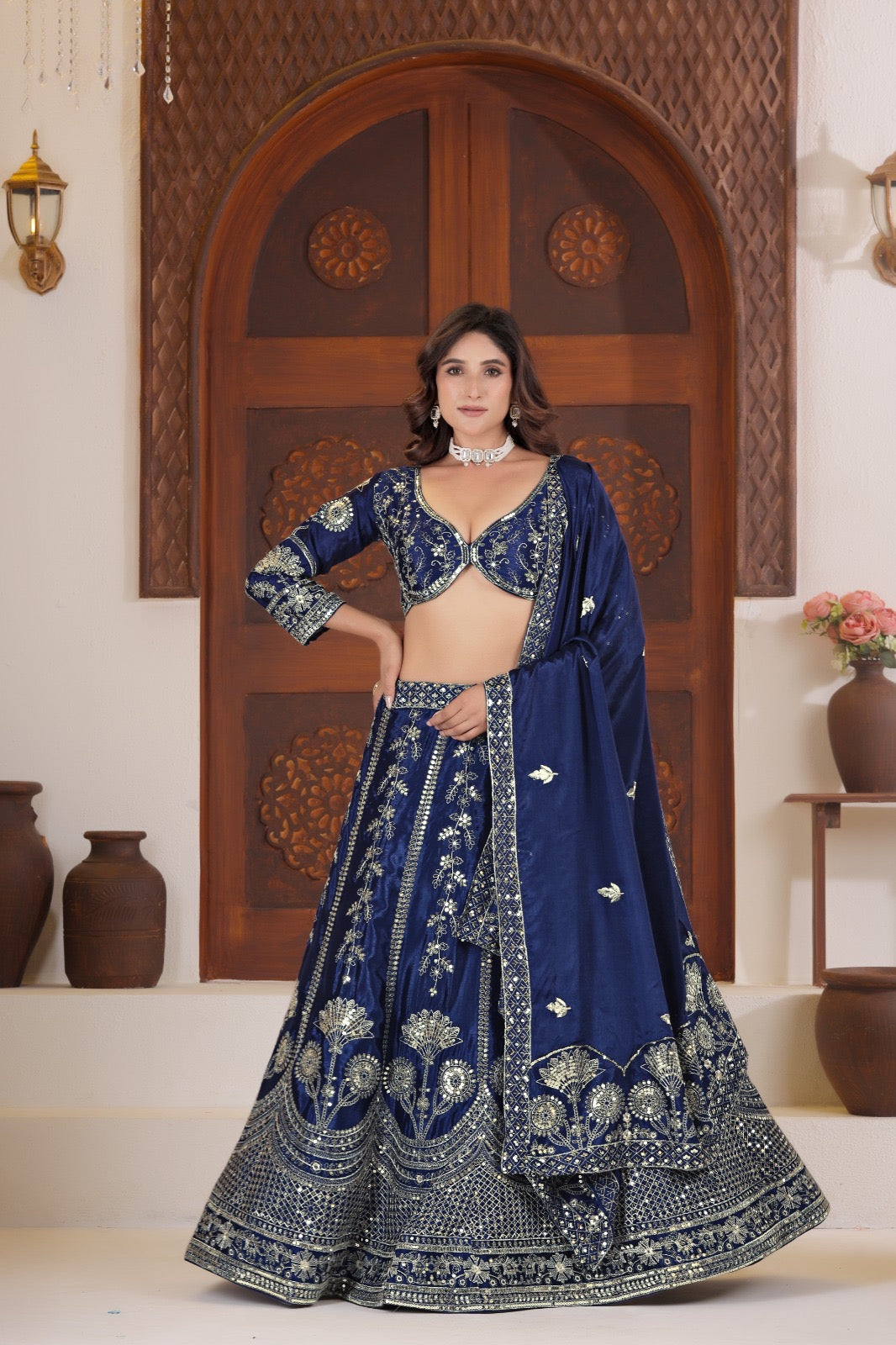 Lehenga bleu nuit scintillant en soie chinon et zari COLLECTION SANIYA