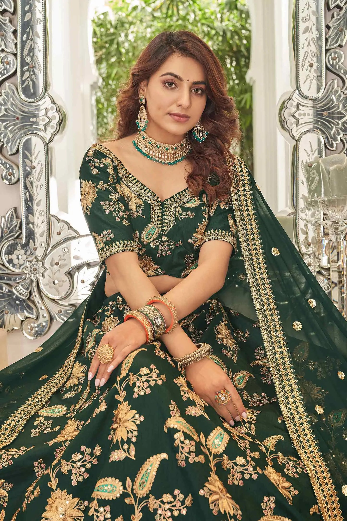 Lehenga vert émeraude en soie artificielle avec broderie fil Zari, Dori et sequins COLLECTION KAMYA