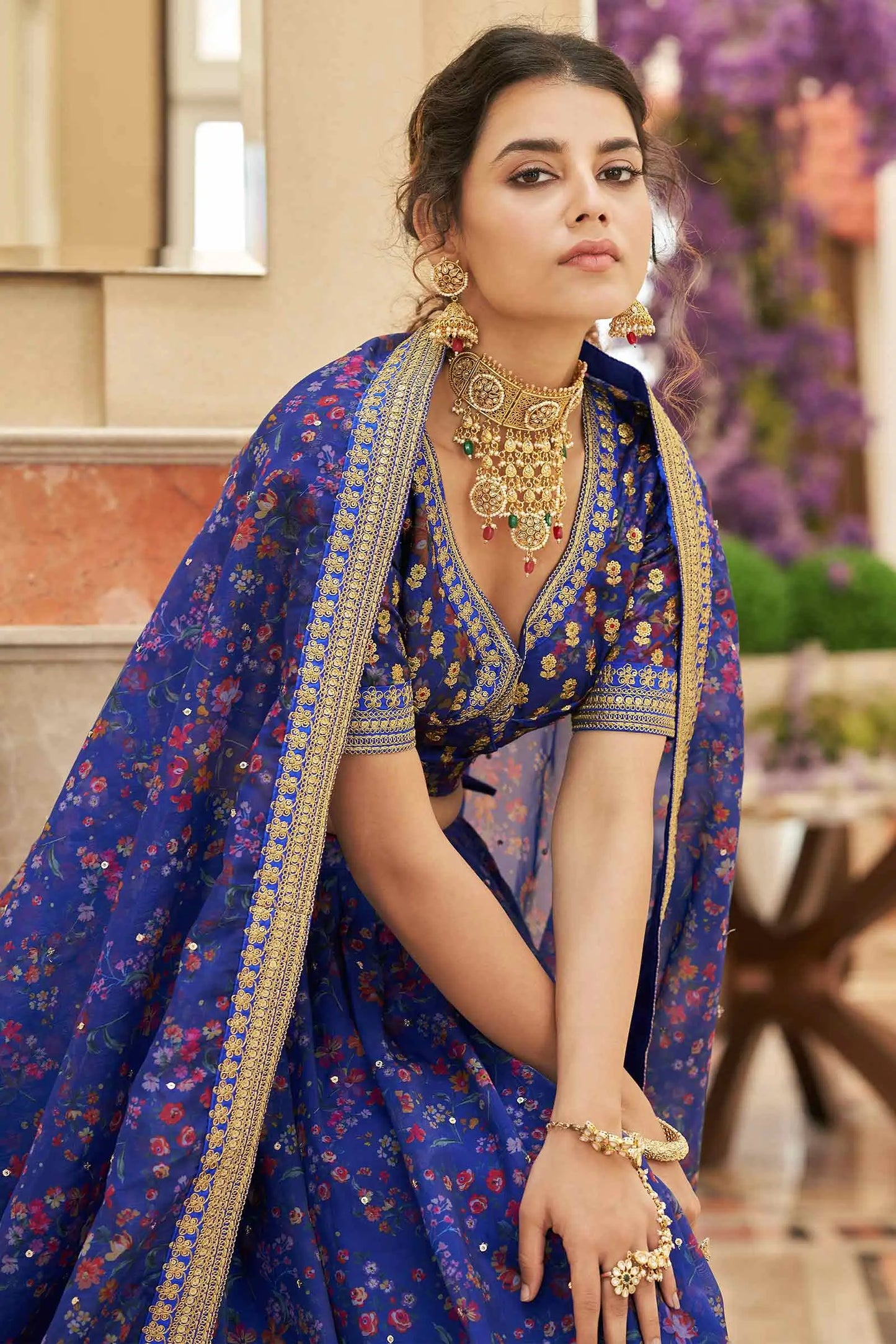 Designer-Lehenga aus tiefblauem Organza mit Blumendruck, Fadenstickerei, Zari, Dori und Pailletten, KAMYA COLLECTION, DESIGNER-INSPIRATION