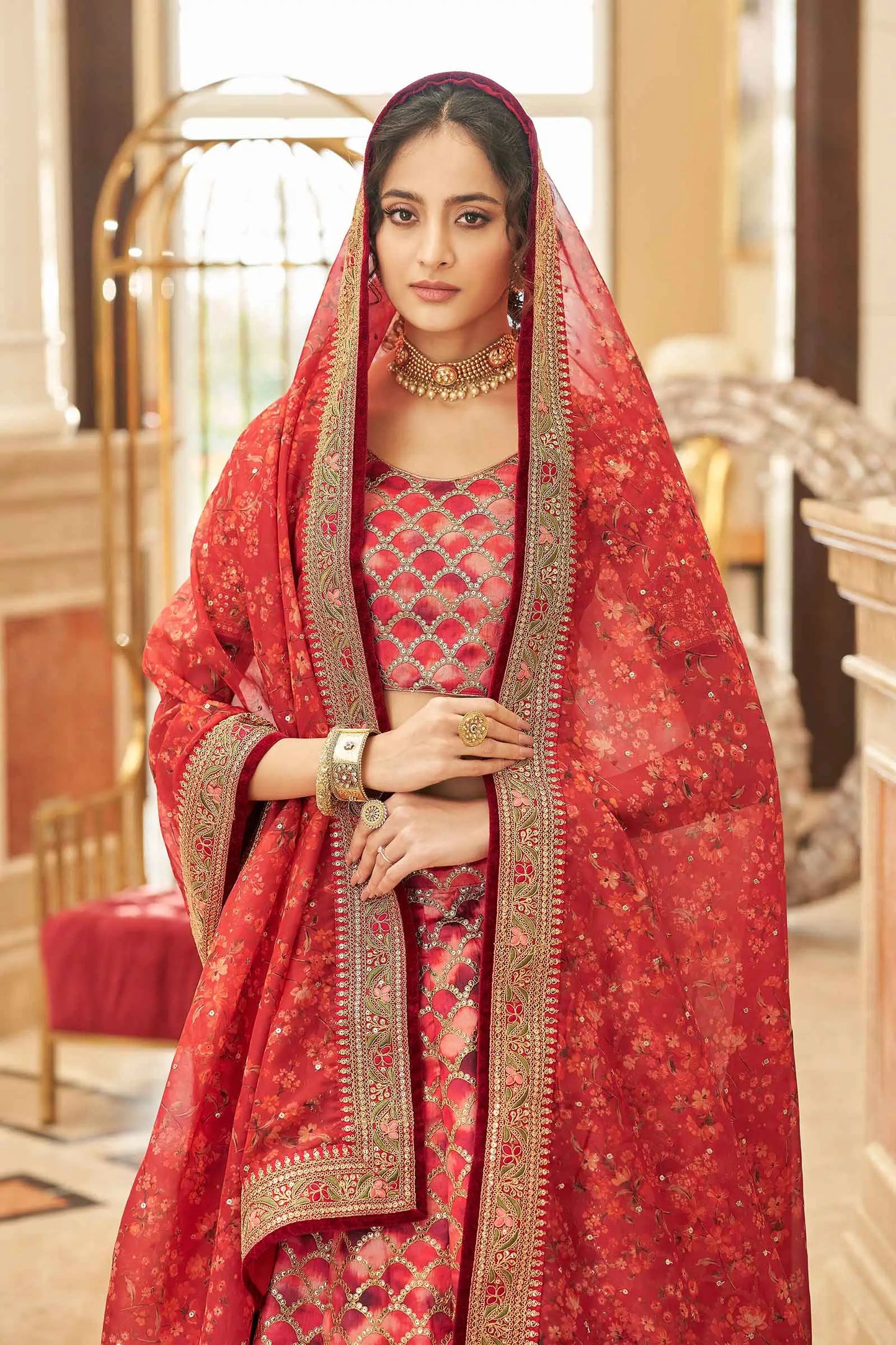 Designer-Lehenga in Kastanienbraun mit Fadenstickerei, Zari, Dori und Pailletten und Dupatta, KAMYA-KOLLEKTION, DESIGNER-INSPIRATION
