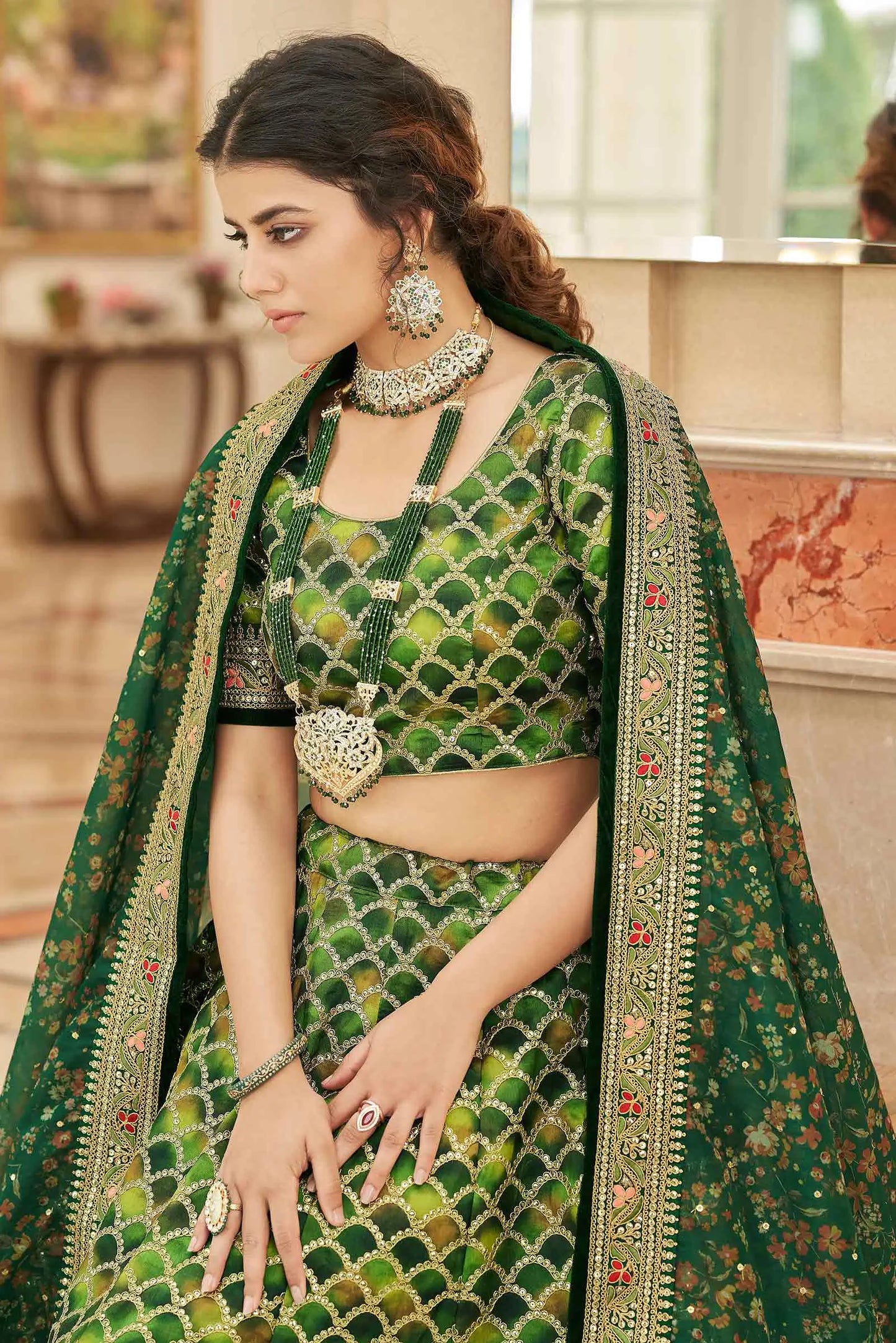 Designer Lehenga Smaragdgrün und Gelb mit Fadenstickerei, Zari, Dori und Pailletten mit Dupatta KAMYA COLLECTION DESIGNER INSPIRATION