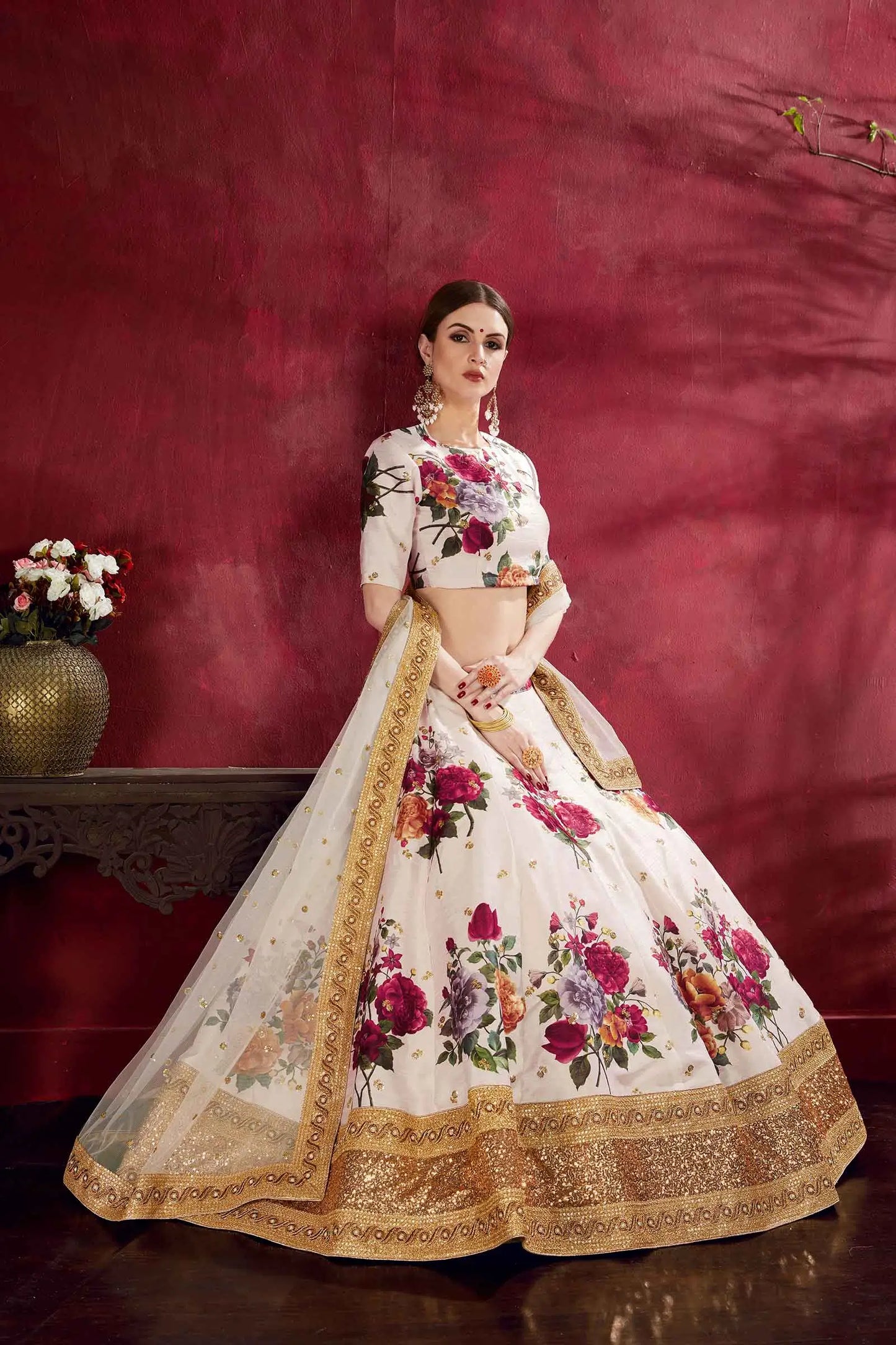 Lehenga choli en soie blanc cassé avec imprimé floral, broderie en dori, zari et sequins