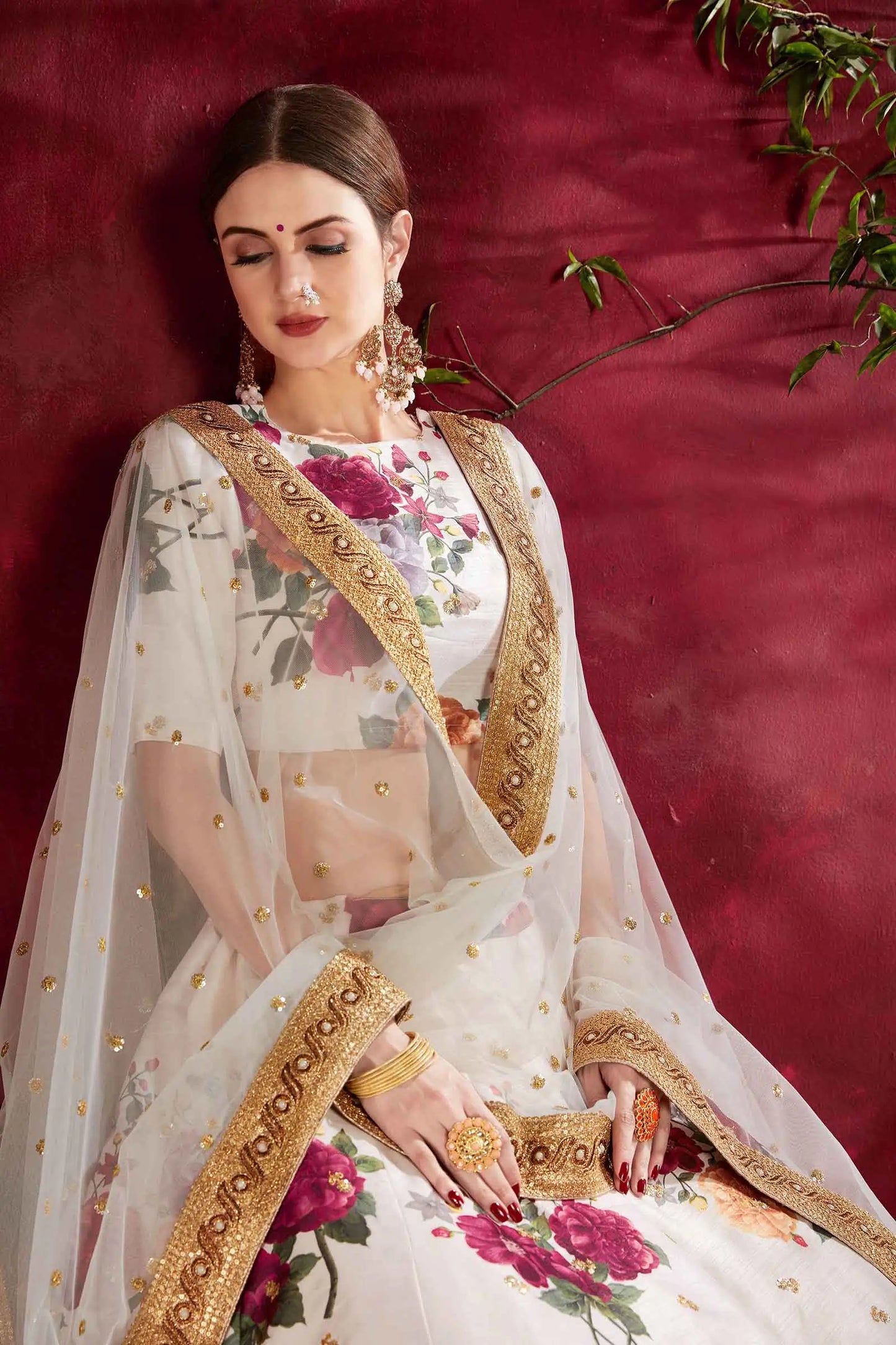 Lehenga choli en soie blanc cassé avec imprimé floral, broderie en dori, zari et sequins