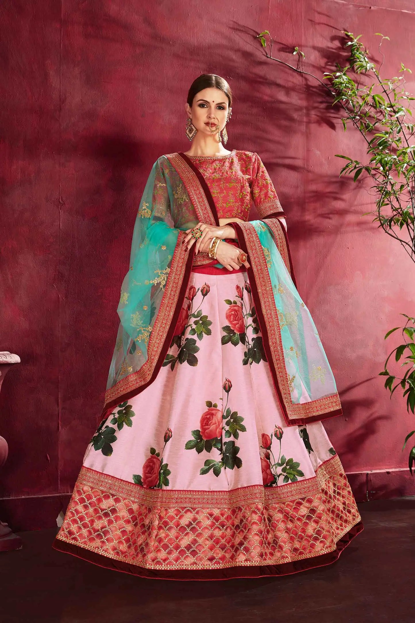 Lehenga choli en soie rose avec imprimé floral, broderie en dori, zari et sequins