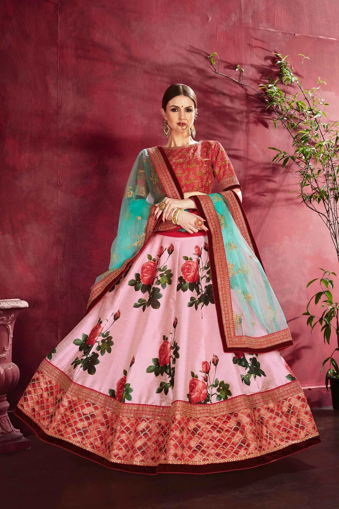 Lehenga choli en soie rose avec imprimé floral, broderie en dori, zari et sequins