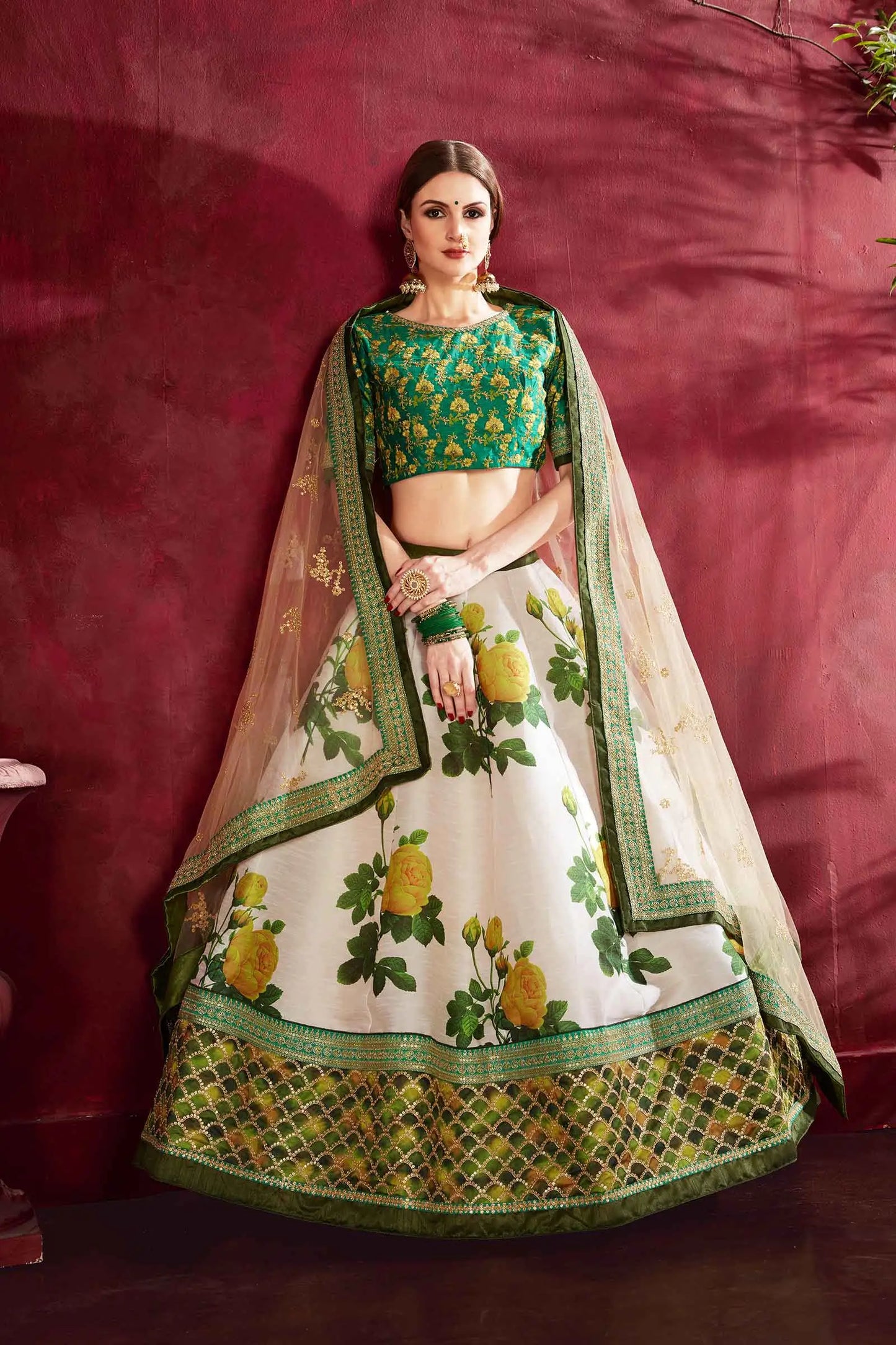 Lehenga choli en soie vert doux avec imprimé floral, broderie en dori, zari et sequins