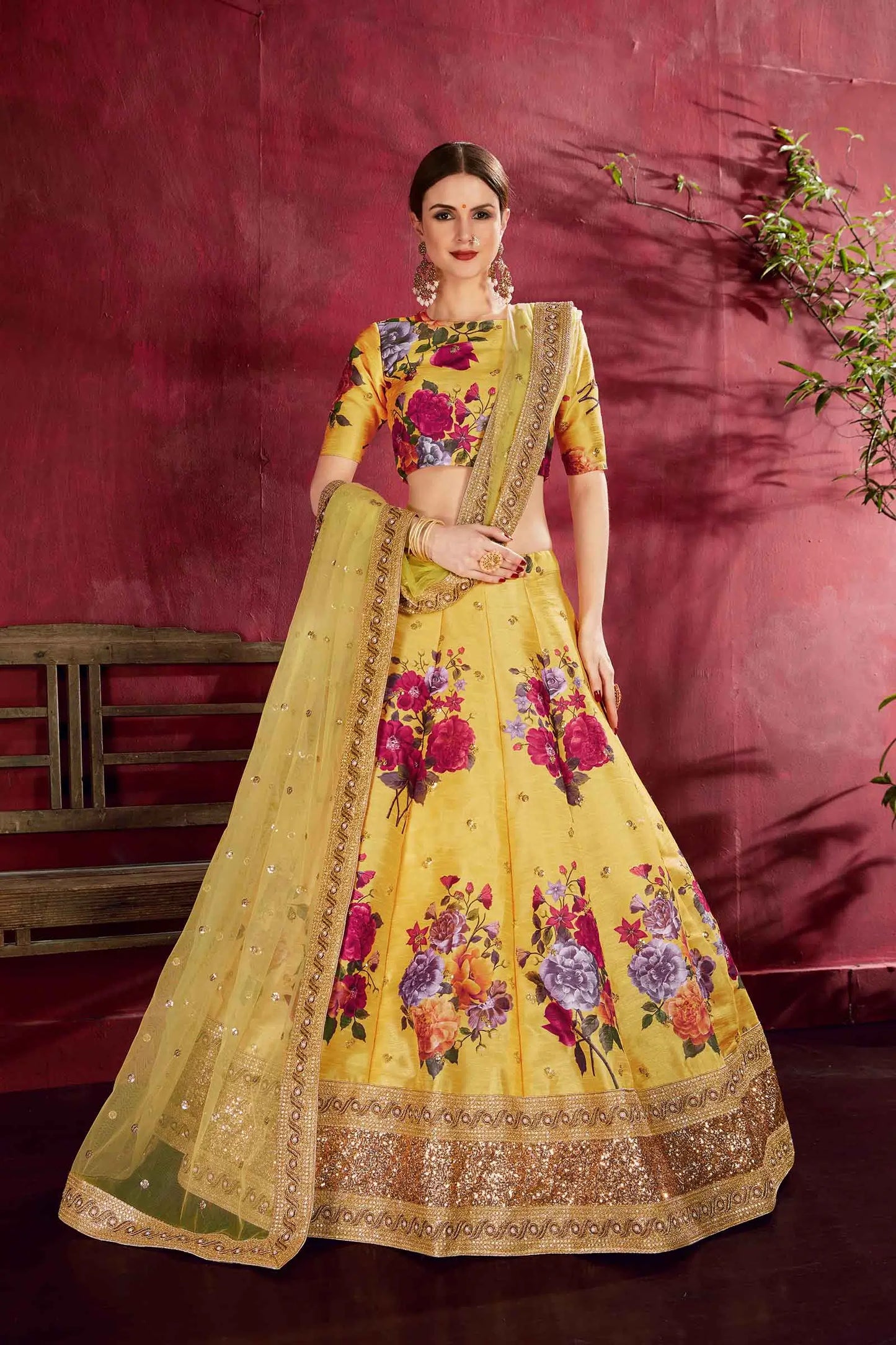 Lehenga choli en soie jaune avec imprimé floral, broderie en dori, zari et sequins