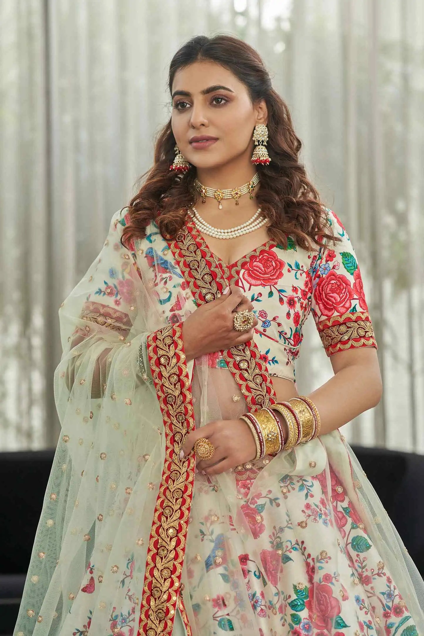 Lehenga blanc et rouge en soie artificielle avec imprimé floral numérique, orné de broderies Dori, de sequins et de pierres