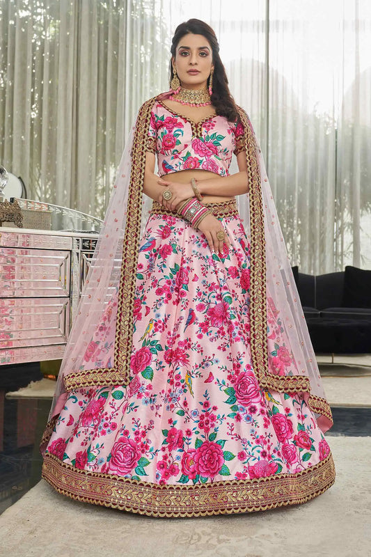 Lehenga en soie artificielle rose clair avec imprimé floral numérique, broderie Dori, sequins et pierres
